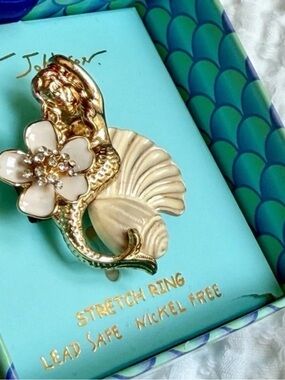 Betsey Johnson’s  Mermaid Shells Jewels Stretch Shell Gold Crystal Ring NIB $48